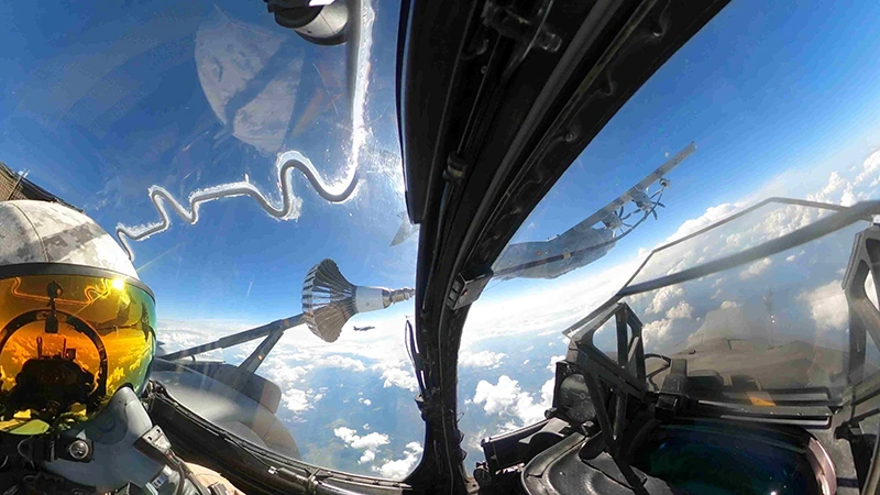 Repostaje en vuelo de un Harrier AV8B+ con un Airbus A400M espaol. Foto: Archivo